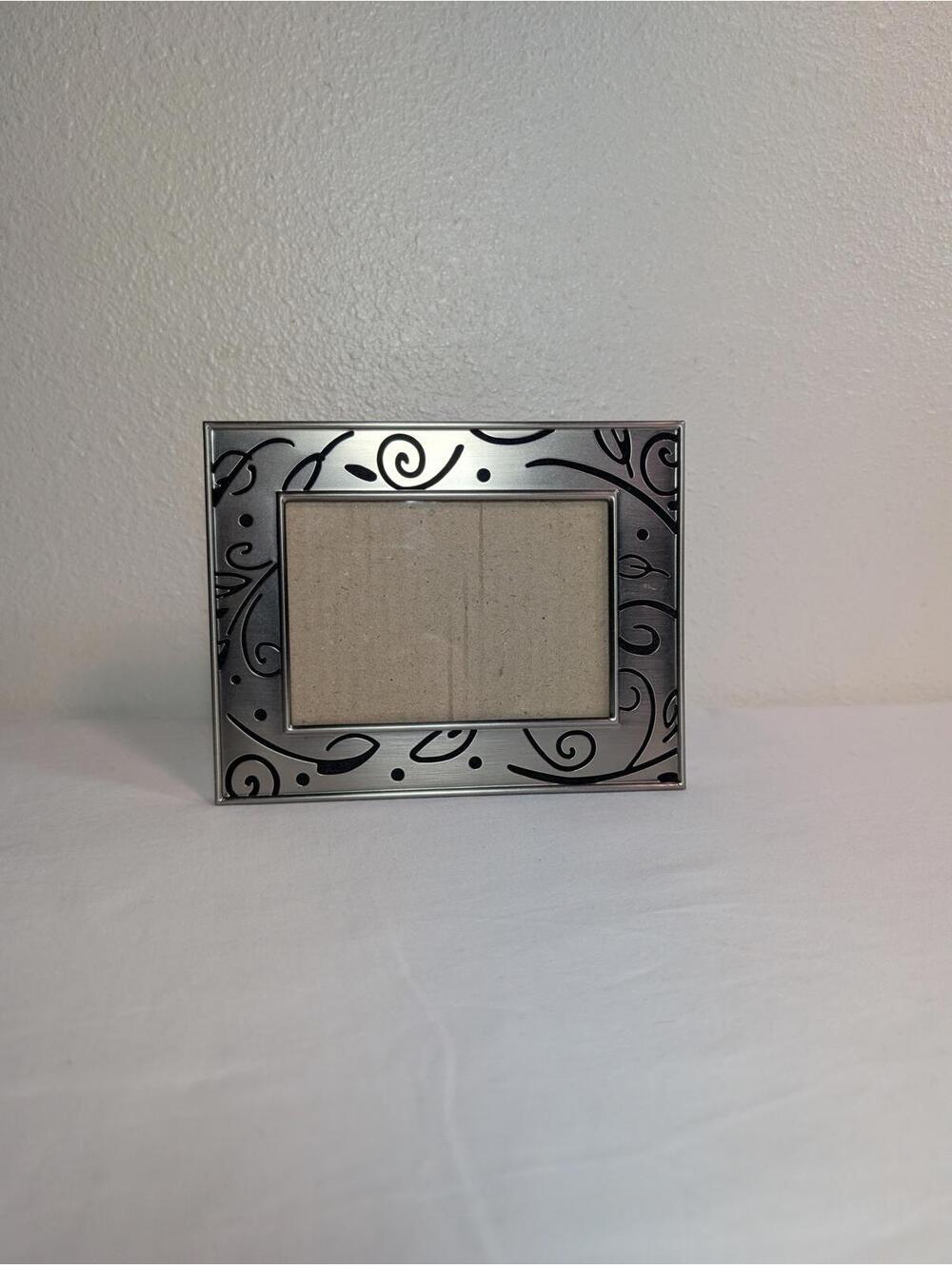 Decorative Silver Metal Photo Frame with Swirl Pattern Fits 3.5x5 Inch Photo